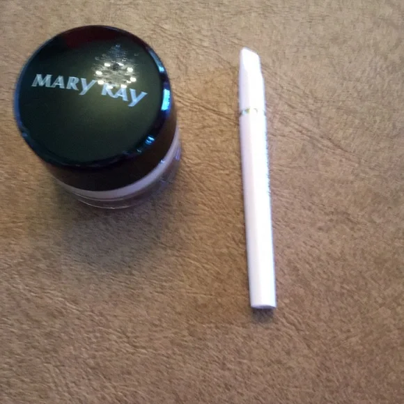 Mary Kay New Chai Latte Lip Lacquer and New Retractable Lip Brush - Picture 3 of 4